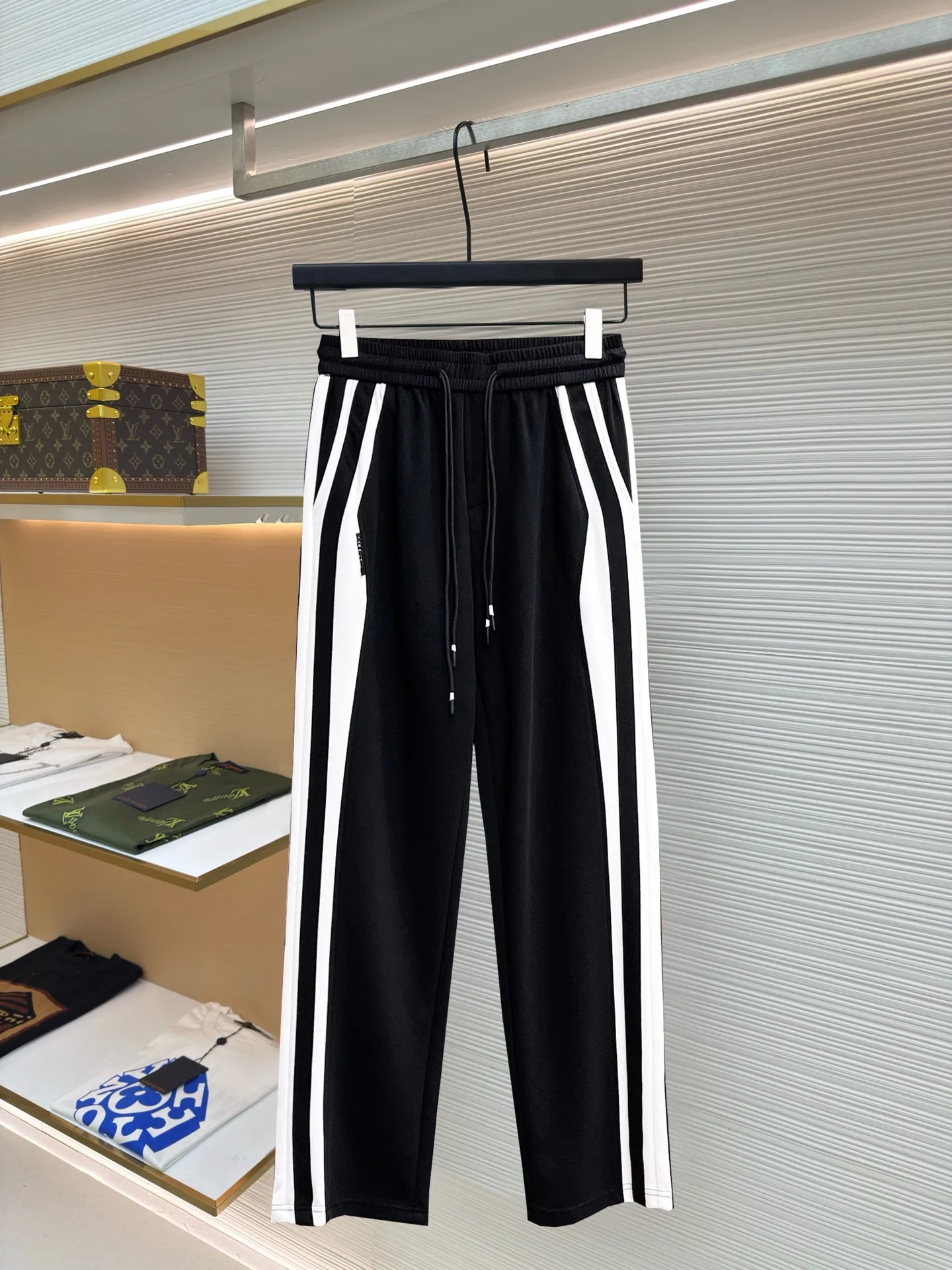 Balenciaga 🆕2026 Autumn and Winter New Arrival Casual Pants! The official website will be released simultaneously. Brand Classic LOGO casual pants, customized fabrics, excellent comfort and strong touch. Highly recognisable, perfect appearance and craftsmanship. Size:M-3XL